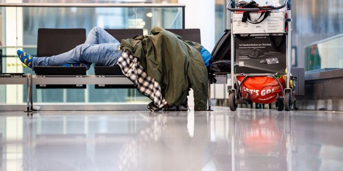 Bei Flugausfällen: Reisegutscheine statt Geld sind als Erstattung nur zulässig, wenn Passagiere dafür explizit ihr Einverständnis dazu gegeben haben. (Archivbild) Passagier
