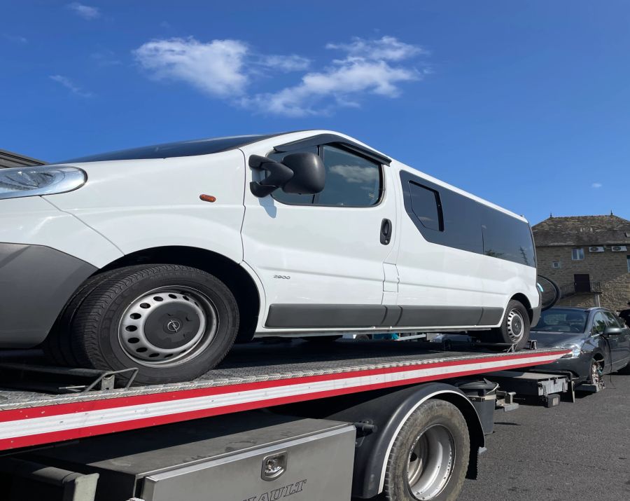 Ein französischer Pannendienst lud Stockers Bus, seine Freundin und ihn auf und brachte sie zu einer Garage. Da waren die Unterschweller des Buses noch in Ordnung.