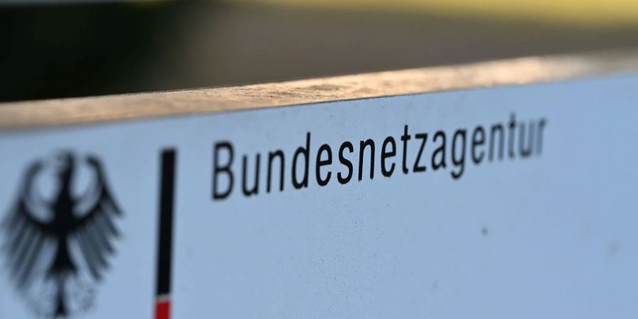 Ein Schild mit dem Schriftzug «Bundesnetzagentur» steht auf dem Gelände der Zentrale der Bonner Bundesbehörde.