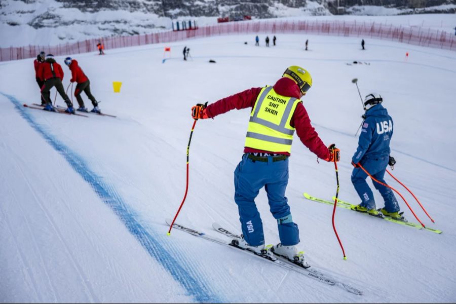 Cochran-Siegle besichtigt die Wengen-Piste mit einer knallgelben Warnweste.