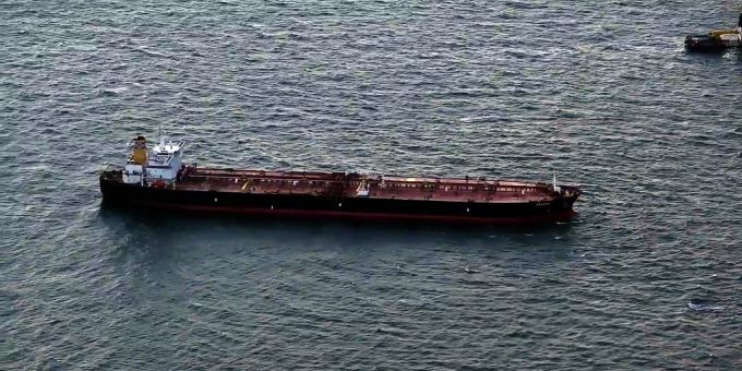 Blick auf den manövrierunfähigen Öltanker «Eventin» vor der Küste der Insel Rügen. Eventin