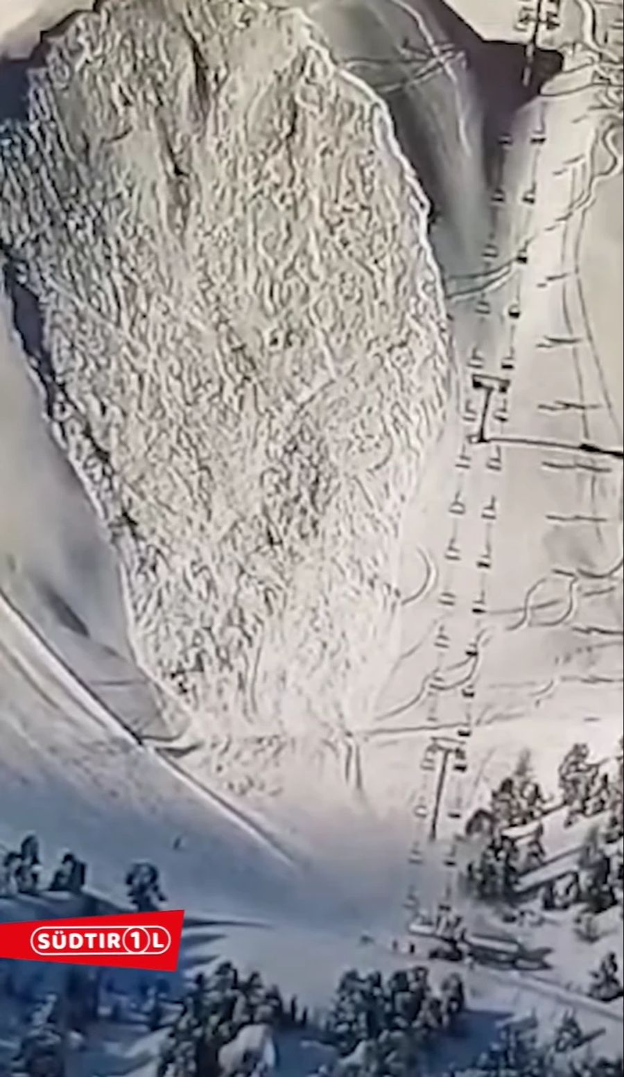 Die Schneemassen blieben kurz vor der markierten Piste und der Talstation stehen.