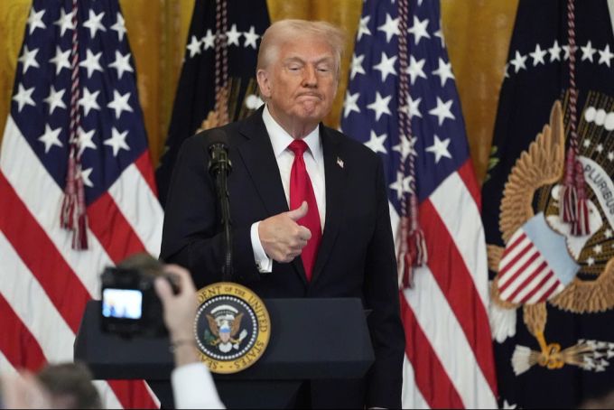 US-Präsident Donald Trump macht ein Handzeichen während einer Veranstaltung zu Ehren des Women’s History Month («Monat der Frauengeschichte») im Weissen Haus, am 26. März 2025. Donald Trump Frauengeschichte