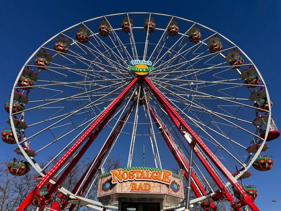 Nostalgie Riesenrad imponiert mit einer Höhe von 33 Metern.