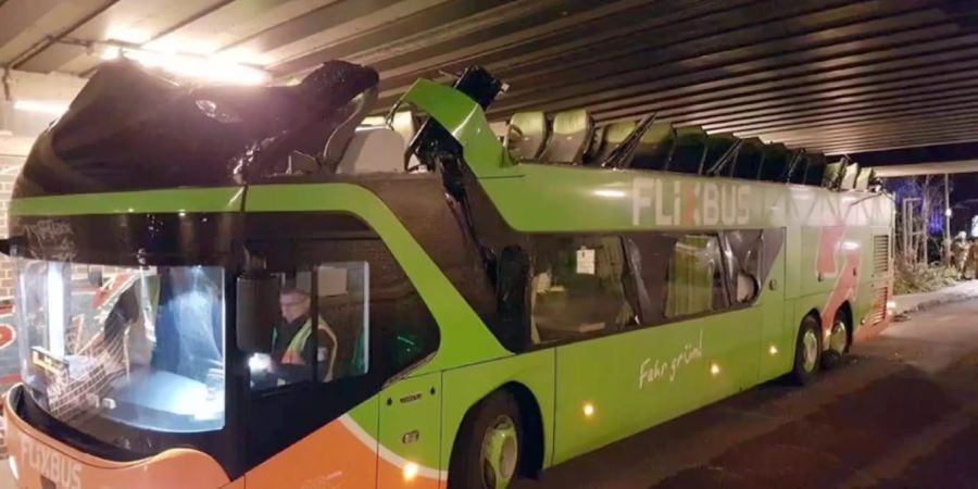 Glück im Unglück: Ein Flixbus verliert sein Dach, weil er unter einer zu tiefen Brücke durch will. Verletzte gab es allerdings keine.