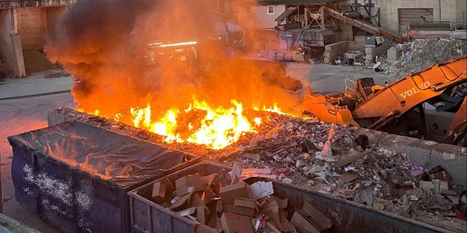 Birsfelden BL - Brandausbruch in Abfallentsorgungsstelle