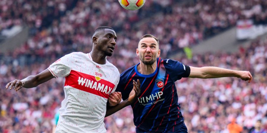 Benedikt Gimber (r) und der 1. FC Heidenheim nehmen einen Punkt aus Stuttgart mit.