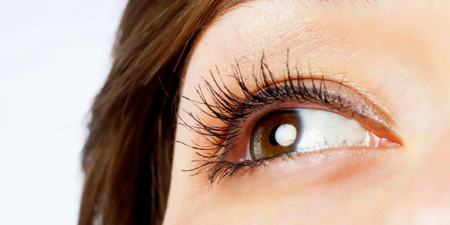 Lange und voluminöse Wimpern lenken die Aufmerksamkeit vom Schlupflid weg und sorgen für einen perfekten Augenaufschlag.
