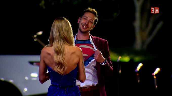 Matteo aus Bern trägt ein Superman-Shirt. die bachelorette
