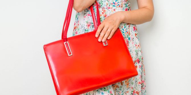 Frau mit Kleid und roter Handtasche