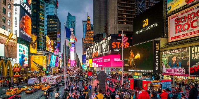 Die Atmosphäre auf dem Times Square ist einfach unverwechselbar. Times Square, New York, Abend, Menschen, Lichter
