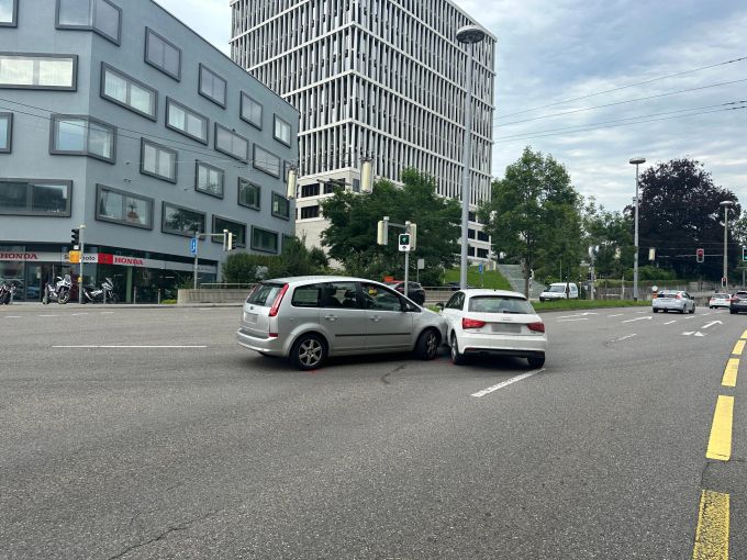 Bei der Kollision entstand ein Sachschaden. Sachschaden.