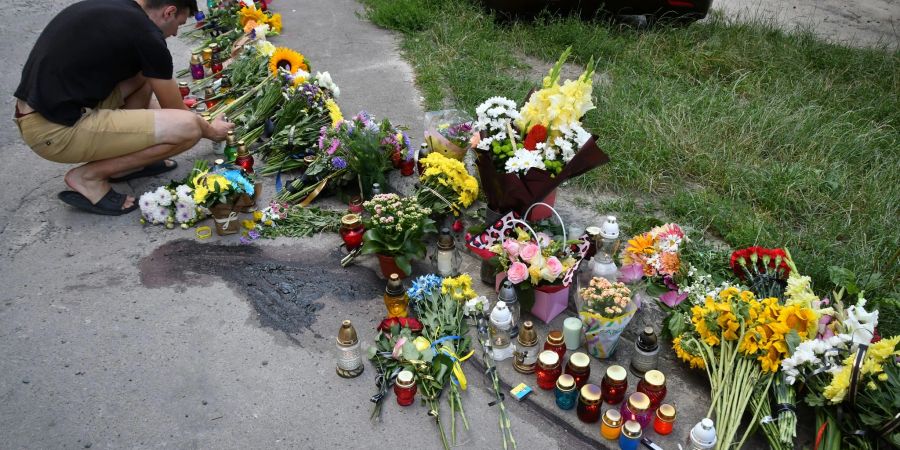 In der Ukraine trauern Menschen um die ermoderte Politikerin Iryna Farion und legen Blumen an der Stelle des Anschlags nieder.