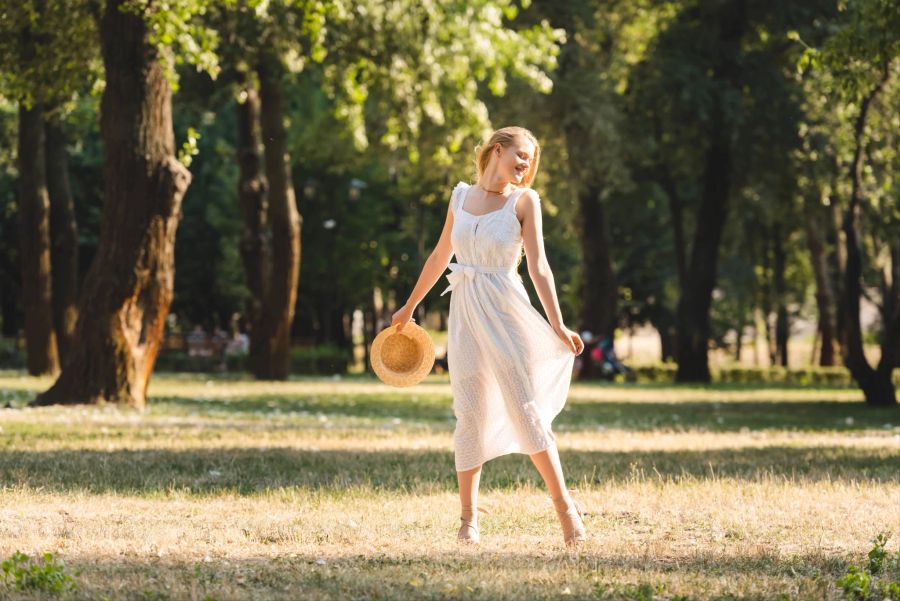 frau in kleid, im park, sonne