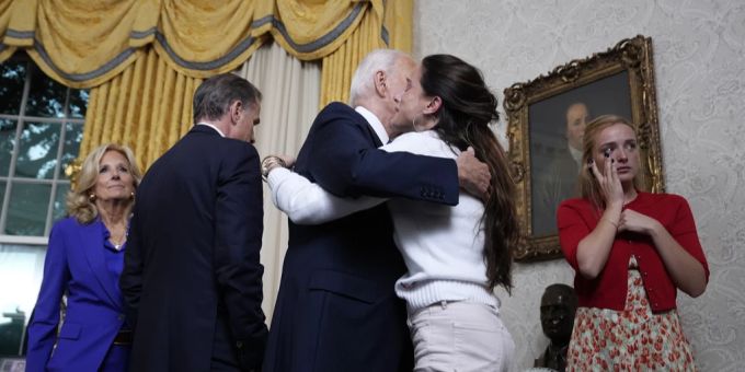 Trump spottet - Biden-Familie bricht nach Rückzugs-Rede in Tränen aus