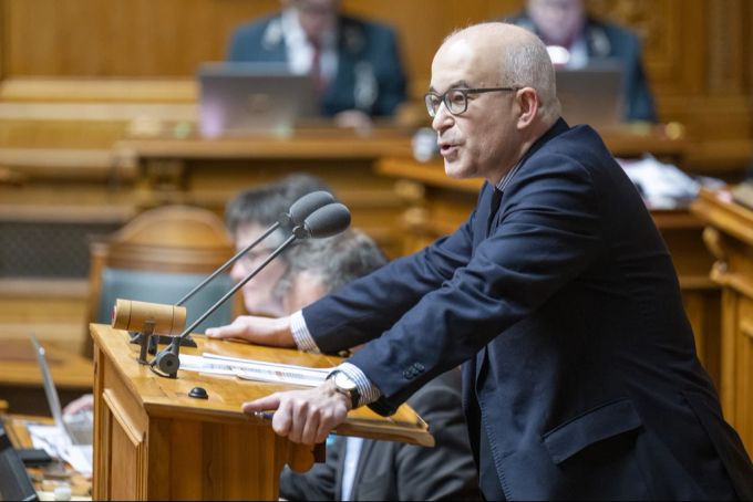 SVP-Nationalrat Gregor Rutz spricht an der Wintersession der Eidgenössischen Räte, am Dienstag, 19. Dezember 2023, in Bern. SVP-Nationalrat Gregor Rutz