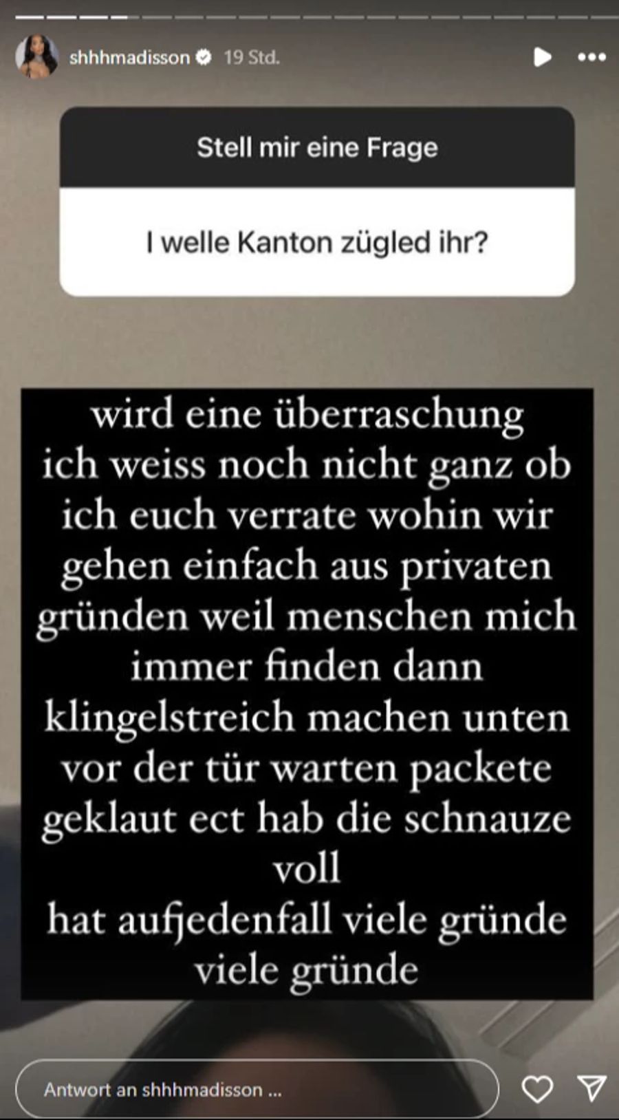 Mia Madisson weiss noch nicht, ob sie ihre neue Adresse verraten möchte. Offenbar hatte sie mit Klingelstreichen zu kämpfen.