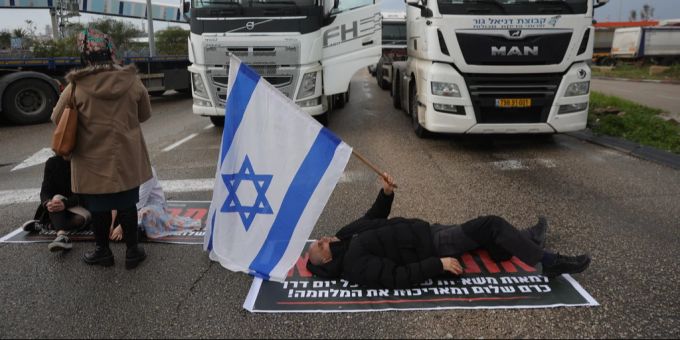 Immer wieder versuchen einige israelische Zivilisten zu verhindern, dass Hilfslieferungen in den Gazastreifen gelangen. Israel