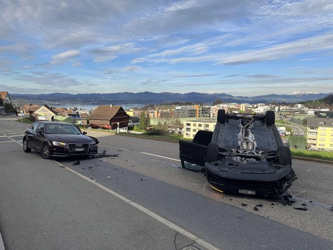 Die kantonspWollerau: Zeugenaufruf nach Verkehrsunfall. Zeugenaufruf nach Verkehrsunfall