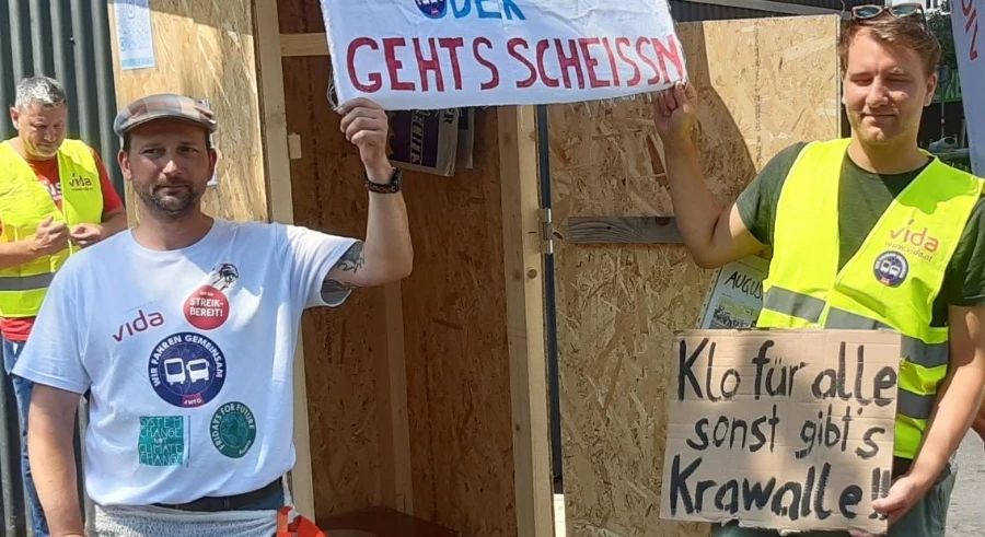 Es kam zu einer Protestaktion mit einem Plumpsklo im 22. Bezirk der Hauptstadt.