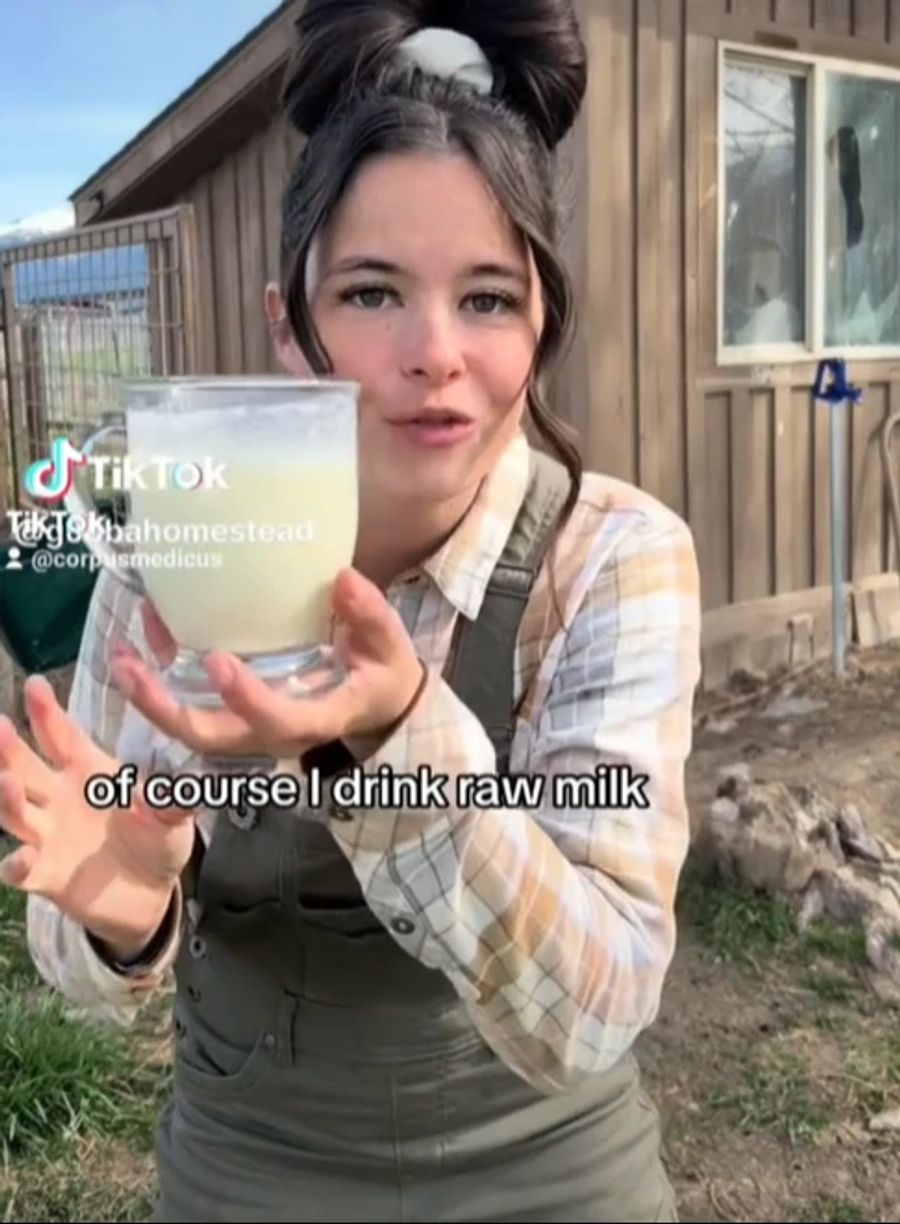 Das Video ist nur eines von vielen mit solchen und ähnlichen Botschaften. Diese Influencerin meint: «Natürlich trinke ich Rohmilch.»