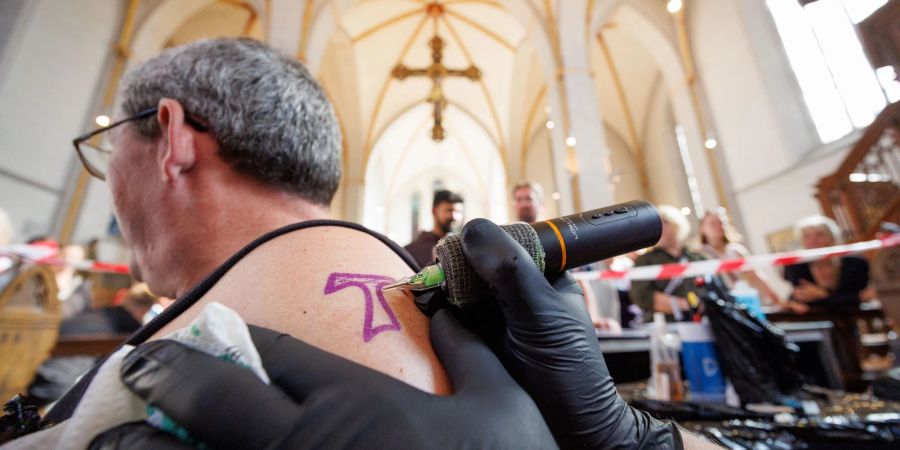 In der Johanniskirche in Osnabrück werden kostenlose Tattoos angeboten.