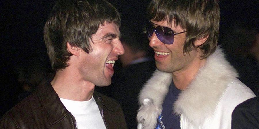 Sie sind wieder oben in den Charts zu finden: Die Brüder Noel (l) und Liam Gallagher von der Band Oasis. (Archivbild)