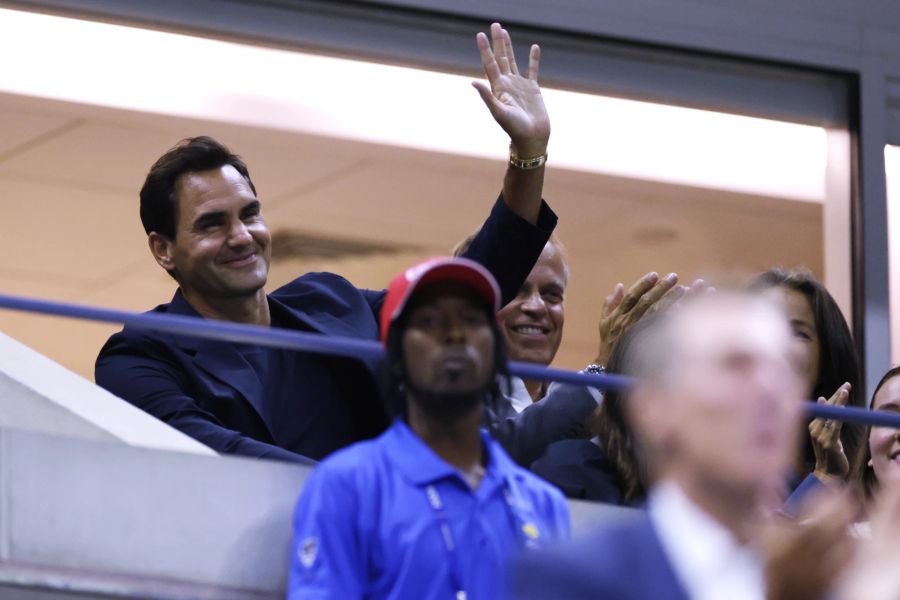 Roger Federer winkt den Fans an den US Open zu.