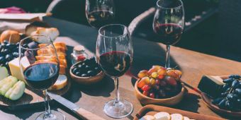 Stockfotografie Rotwein mit verschiedenen Snacks.