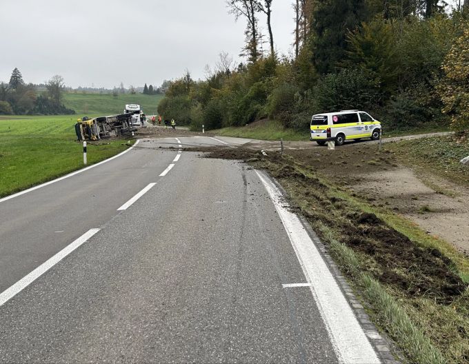 Die Strasse musste gesperrt werden. Strasse gesperrt.