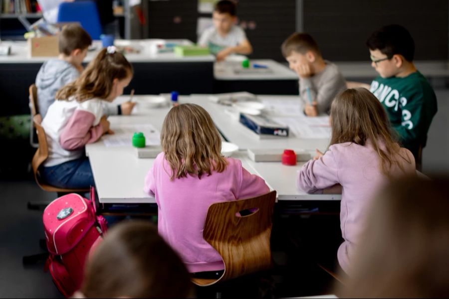 Sogar 269'000 leben unter der Armutsgefährdungsgrenze. Das seien drei Kinder pro Klassenzimmer, sagt die Caritas. (Symbolbild)