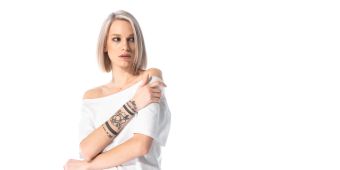 Frau mit tattoo auf dem arm