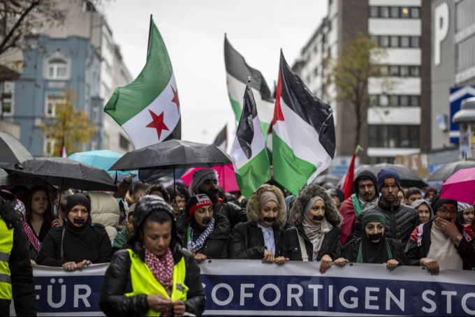 Nordrhein-Westfalen, Düsseldorf: Zahlreiche Menschen halten bei einer Pro-Palästina-Kundgebung Plakate und Fahnen in den Händen. Palästina