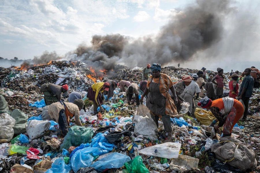 Textilmüll und Plastik auf der Dandora Mülldeponie in Nairobi.