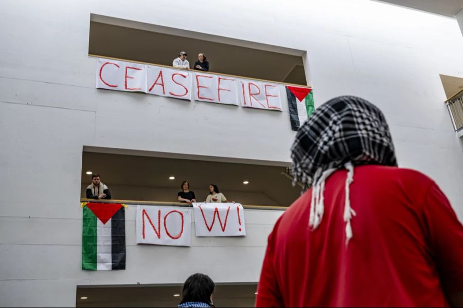 Es gebe aggressive Studenten und aktivistische Professoren, welche sich mit ihnen solidarisieren würden.