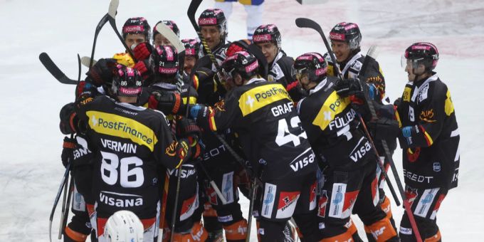 Die Spieler des SCB jubeln in der Partie gegen Zug. SCB