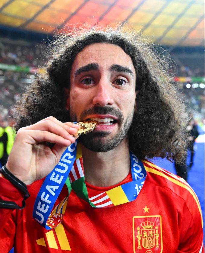 Marc Cucurella mit seiner Gold-Medaille von der EM 2024. Marc Cucurella