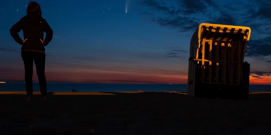 Kometen sind regelmässig am Nachthimmel zu beobachten - mit etwas Geschick lassen sie sich mit dem Smartphone fotografieren.