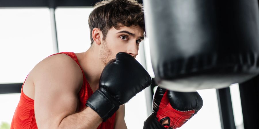 Mann bei Boxsack-Training