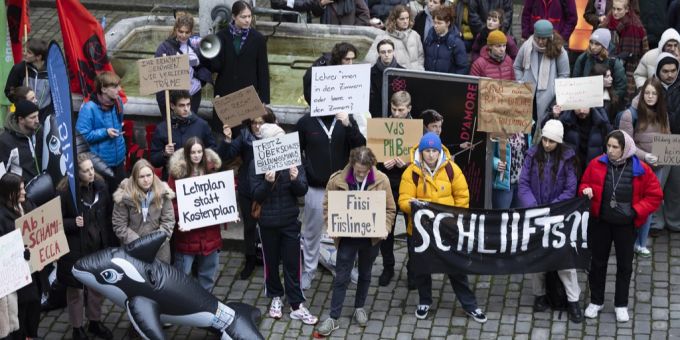 Studierende protestieren vor dem Rathaus in Bern gegen die Erhöhung von Studiengebühren. Protest Bern Studenten