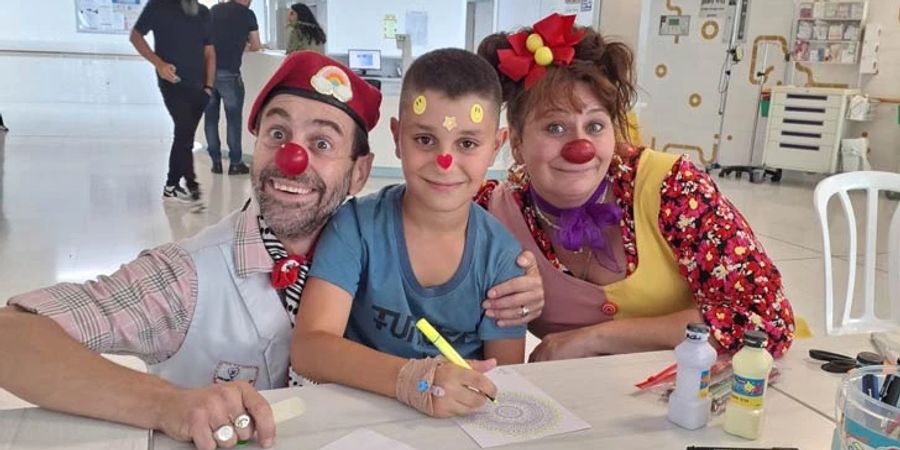 Medizin-Clowns mit Kind im Spital.