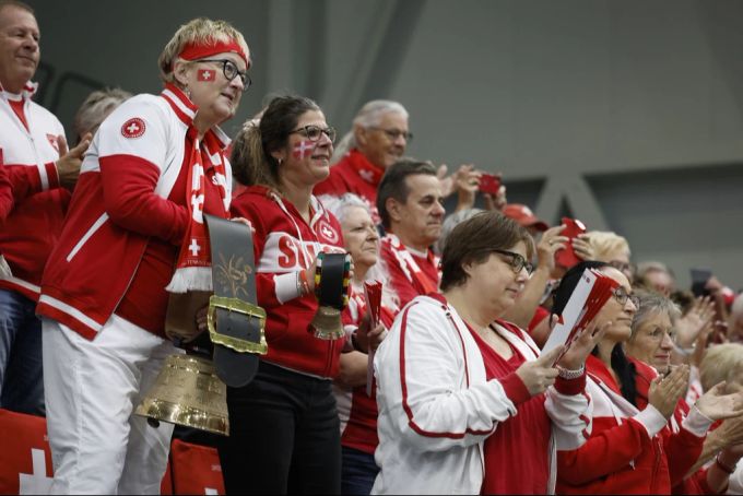 Die Schweizer Tennisfans in Biel haben im Davis Cup gegen Peru Grund zu feiern. Schwiezer Tennisfans