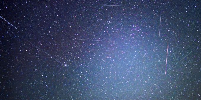 Illustration: Satelliten und andere Objekte sind als Leuchtspuren am Nachthimmel über Ostbrandenburg zu sehen (Aufnahme mit 20 Sekunden Belichtungszeit, daher sind die sich bewegenden Objekte als Linien zu erkennen). Satelliten