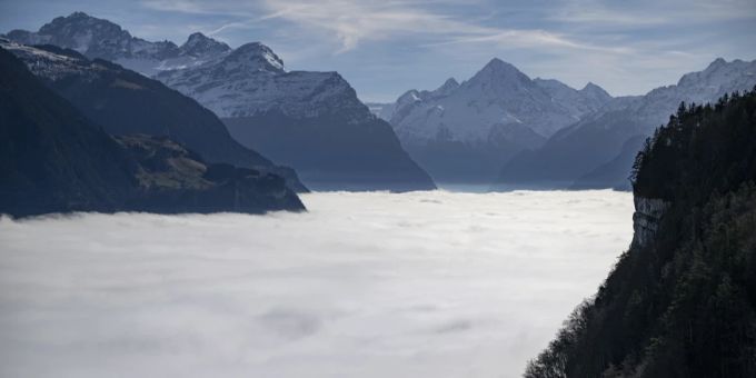 Die Aussicht auf Sonne lockt zurzeit viele über die Nebelgrenze. Schweiz Wetter Nebel