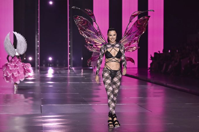 Adriana Lima läuft auf dem Laufsteg während der Victoria's Secret Fashion Show am Dienstag, 15. Oktober 2024, im New Yorker Stadtteil Brooklyn. (Photo by Evan Agostini/Invision/AP).Adriana Lima victoria secret