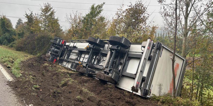 Sattelschlepper kippt