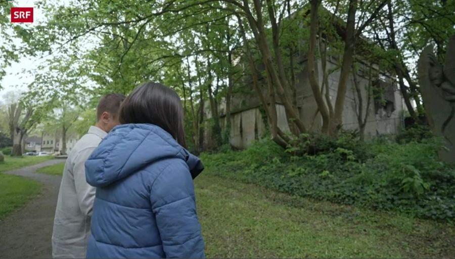 Viola Tami und Jan Fitze bestaunen den Bunker.