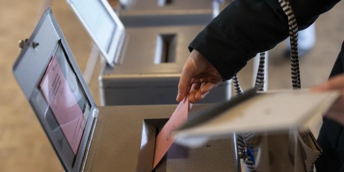Das Endergebnis steht noch aus, doch im Kanton Aargau zeichnet sich eine Senkung der Vermögenssteuern ab: Erste Ergebnisse deuten auf eine Annahme der Steuervorlage hin. Wahl