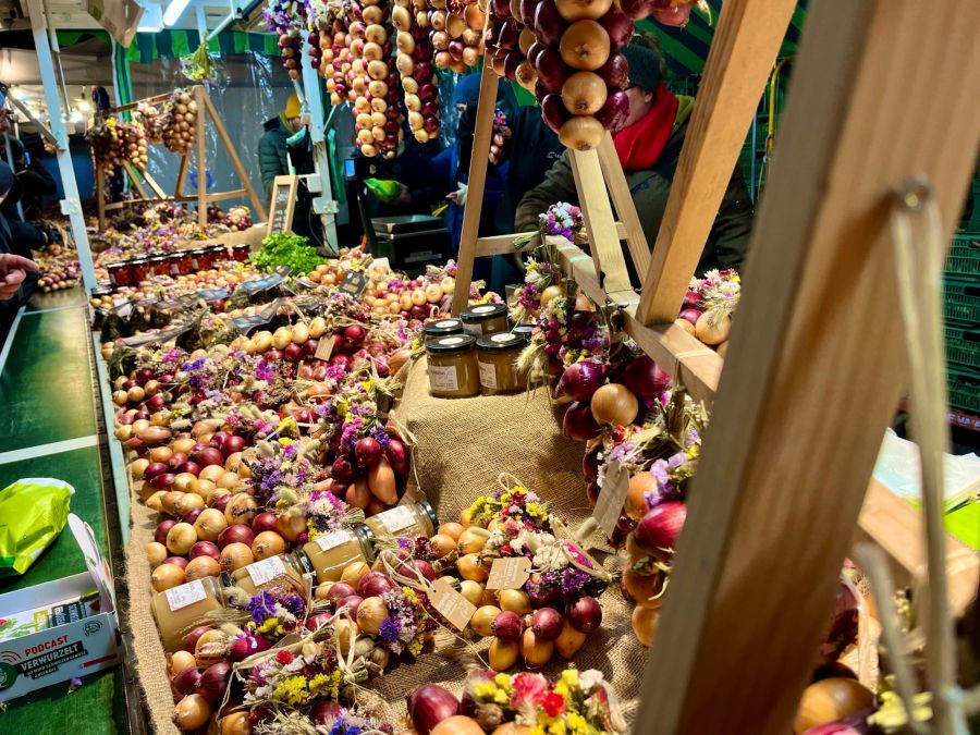 Am Markt in der Stadt Bern werden jeweils Zwiebelzöpfe, Zwiebelkränze und Zwiebelfiguren angeboten.