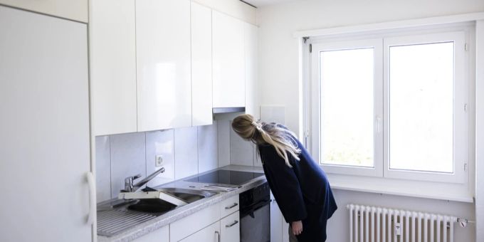 Eine Interessentin während einer Wohnungsbesichtigung in der Stadt Zürich. Wohnungsbesichtigung